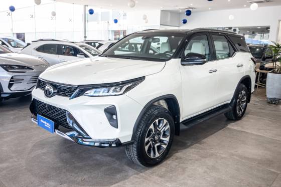 TOYOTA HILUX SW4 2.8 D-4D TURBO DIESEL DIAMOND 7L 4X4 AUTOMÁTICO